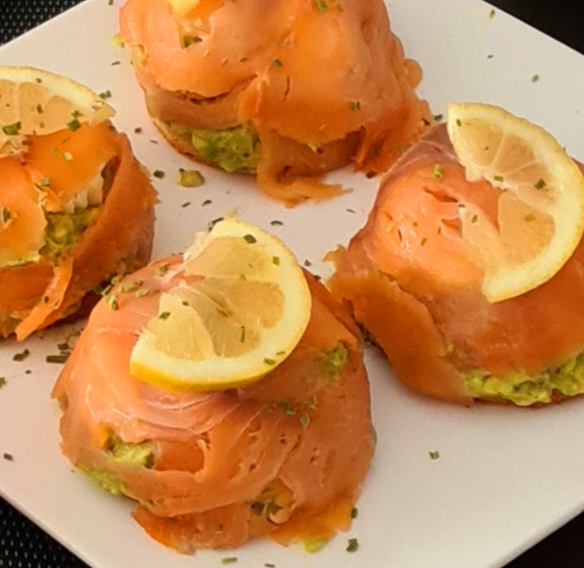 Vandaag op de paastafel: Zalmtaartjes met avocado zalmtaartje