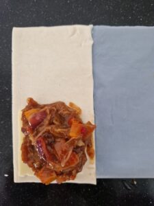 Bladerdeeghapjes gevuld met pulled pork 20240401 142439 Resized 225x300