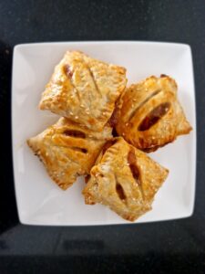 Bladerdeeghapjes gevuld met pulled pork 20240401 151554 Resized 225x300